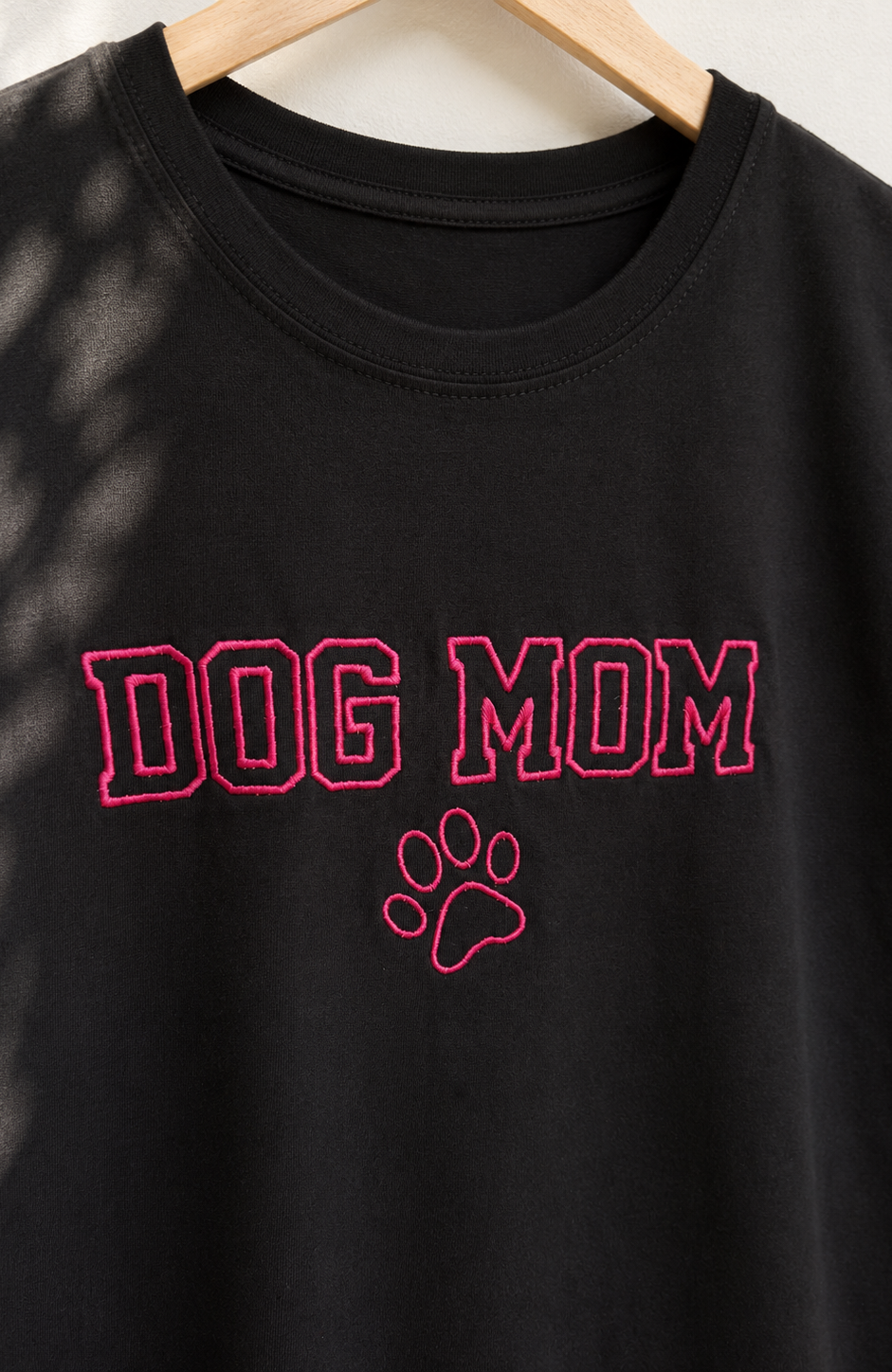 Dog mom črna pink close up