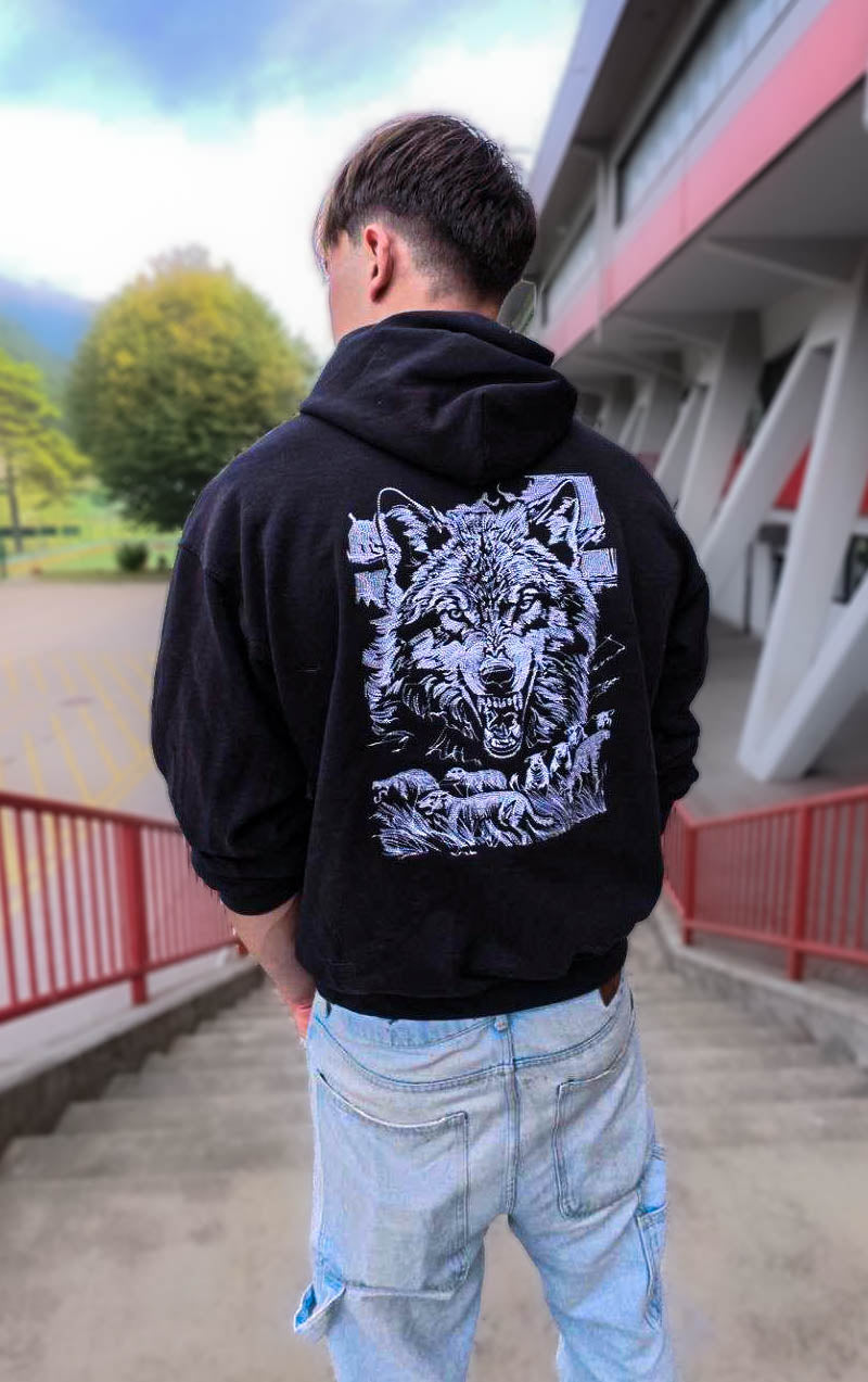 Wolf pulover na modelu